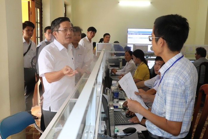 Ông Trần Nam Hưng, Phó Chủ tịch UBND TP Đà Nẵng, kiểm tra việc vận hành mô hình chính quyền địa phương 2 cấp tại Trung tâm phục vụ hành chính công xã Bến Giằng, TP Đà Nẵng Ông Trần Nam Hưng, Phó Chủ tịch UBND TP Đà Nẵng, kiểm tra việc vận hành mô hình chính quyền địa phương 2 cấp tại Trung tâm phục vụ hành chính công xã Bến Giằng, TP Đà Nẵng