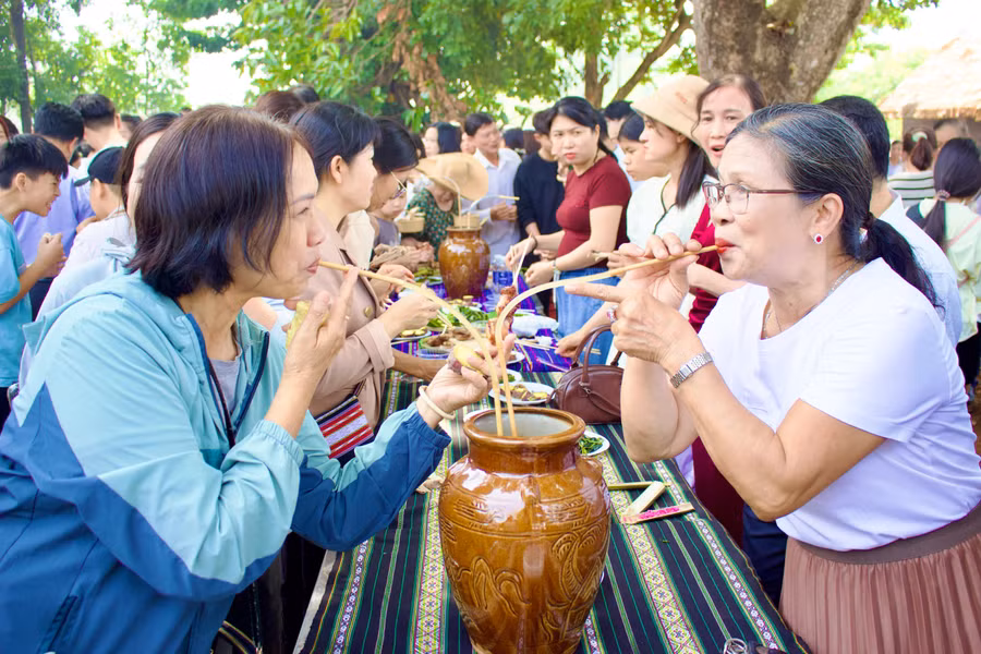 nguoi-dan-va-du-khach-cung-thuong-thuc-ruou-can-trai-nghiem-van-hoa-truyen-thong-cua-dong-bao-jrai-sau-le-cung-mung-nha-rong-moi-tai-lang-op.jpg