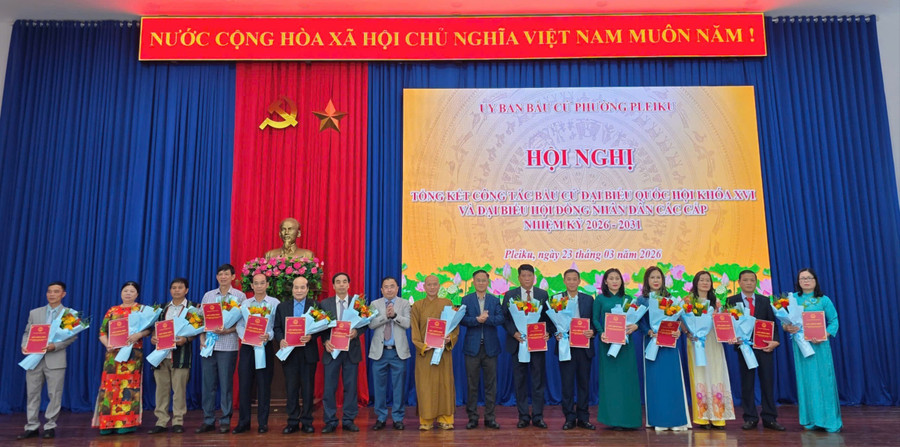 uy-ban-bau-cu-phuong-pleiku-trao-giay-chung-nhan-cho-cac-dai-bieu-trung-cu-dai-bieu-hdnd-phuong-khoa-ii-nhiem-ky-2026-2031-190.jpg