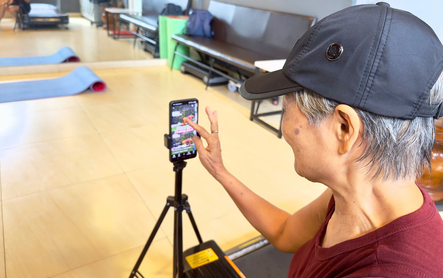 Bà Bắc tự đặt điện thoại, quay và dựng video TikTok chia sẻ hành trình tập gym. Ảnh: Minh Chí cu-ba-72-tuoi-tu-quay-video-tiktok-3464.jpg