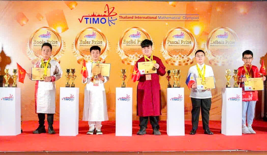 Khải Hòa (thứ 2 từ trái sang) giành huy chương vàng Olympic Toán quốc tế TIMO năm 2025. Ảnh: NVCC Khải Hòa (thứ 2 từ trái sang) giành huy chương vàng Olympic Toán quốc tế TIMO năm 2025. Ảnh: NVCC
