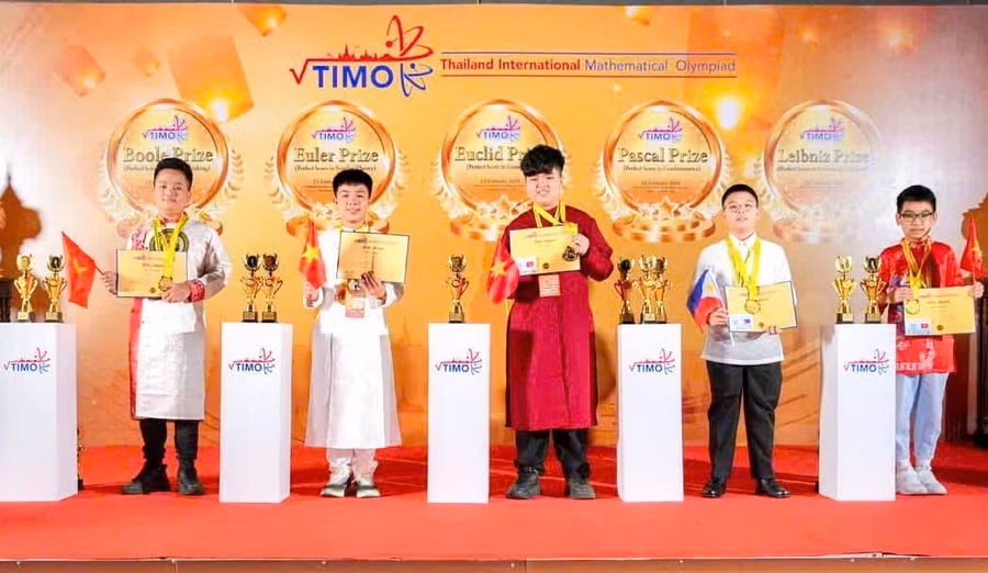Khải Hòa (thứ 2 từ trái sang) giành huy chương vàng Olympic Toán quốc tế TIMO năm 2025. Ảnh: NVCC