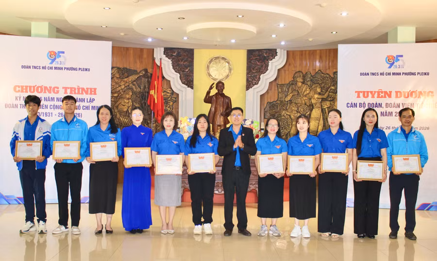 doan-phuong-pleiku-trao-giay-khen-cho-cac-can-bo-doan-doan-vien-tieu-bieu.jpg