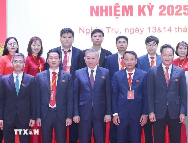 Tổng Bí thư Tô Lâm và đại biểu với Ban Chấp hành Đảng bộ xã Nghĩa Trụ nhiệm kỳ 2025-2030. (Ảnh: Thống Nhất/TTXVN) Tổng Bí thư Tô Lâm và đại biểu với Ban Chấp hành Đảng bộ xã Nghĩa Trụ nhiệm kỳ 2025-2030. (Ảnh: Thống Nhất/TTXVN)