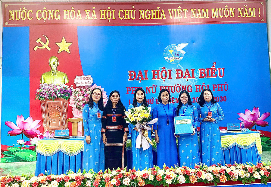 Đại diện Hội LHPN tỉnh Gia Lai tặng quà chúc mừng Đại hội. Ảnh: M.C dai-dien-hoi-lien-hiep-phu-nu-tinh-tang-qua-chuc-mung-dai-hoi.jpg