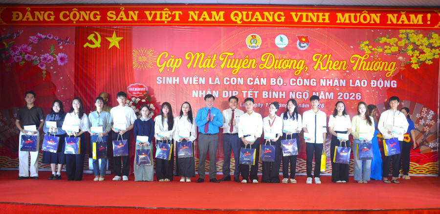 lanh-dao-cong-doan-cong-ty-trao-qua-khen-thuong-cho-sinh-vien-la-con-can-bo-cong-nhan-vien-nguoi-lao-dong-co-thanh-tich-hoc-tap-tot.jpg