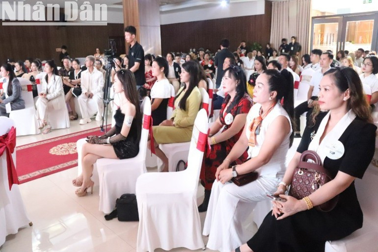 Đông đảo người yêu thích nghệ thuật và sáng tạo nội dung cùng các bạn trẻ tỉnh Đắk Lắk tham dự buổi họp báo. Đông đảo người yêu thích nghệ thuật và sáng tạo nội dung cùng các bạn trẻ tỉnh Đắk Lắk tham dự buổi họp báo.