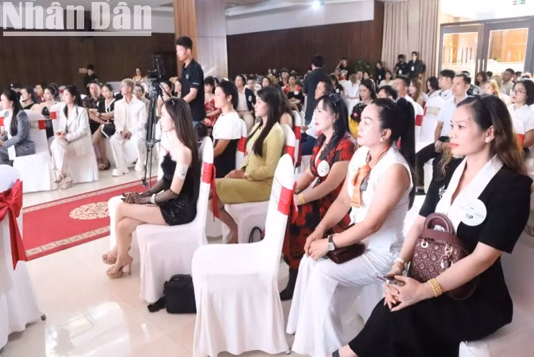 Đông đảo người yêu thích nghệ thuật và sáng tạo nội dung cùng các bạn trẻ tỉnh Đắk Lắk tham dự buổi họp báo.