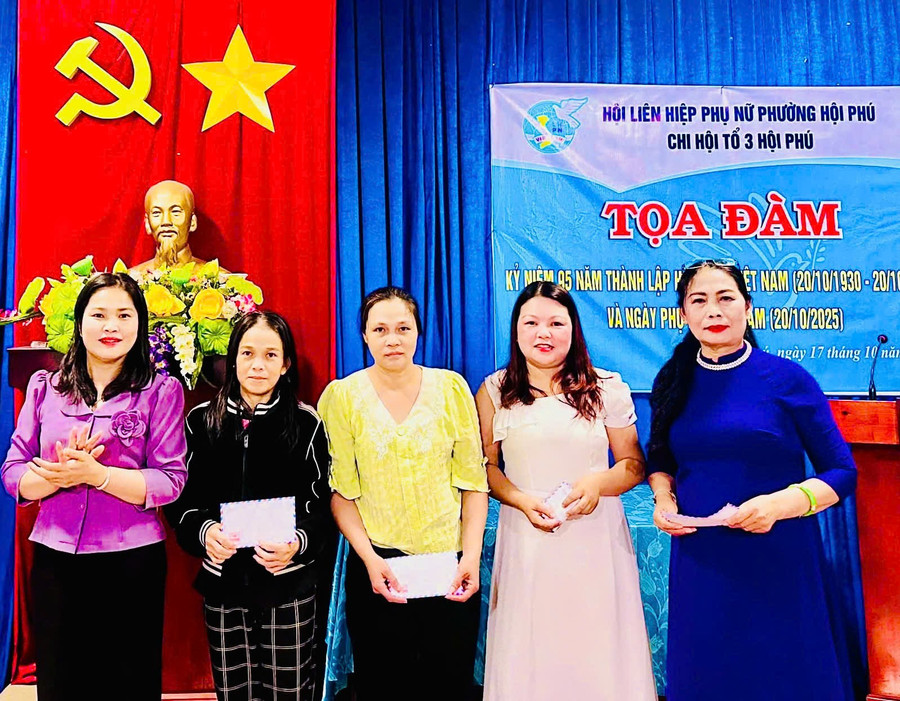 Đại diện Hội LHPN phường Hội Phú trao quà cho hội viên phụ nữ có hoàn cảnh khó khăn. Ảnh: Minh Chí hoi-phu-tang-qua-hoi-vien-kho-khan.jpg