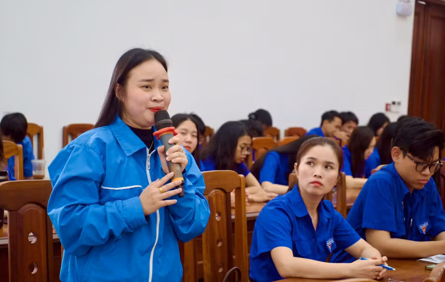 doan-vien-thanh-nien-phat-bieu-y-kien-tai-hoi-nghi.jpg