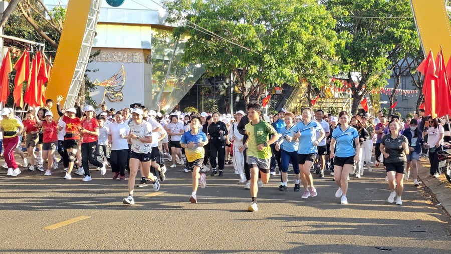 dong-dao-nguoi-dan-phuong-pleiku-tham-gia-chay-dong-hanh-tao-khong-khi-soi-noi-huong-ung-ngay-chay-olympic.jpg