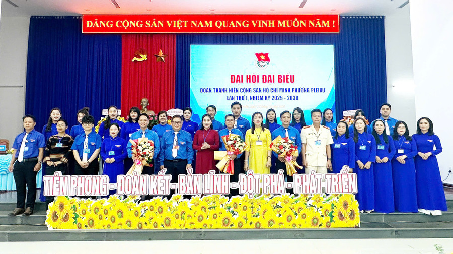 Ban Chấp hành Đoàn phường Pleiku khóa I ra mắt Đại hội. Ảnh: M.C bi-thu-vo-hoang-minh-ra-mat-bch-doan-phuong-pleikujpg.jpg