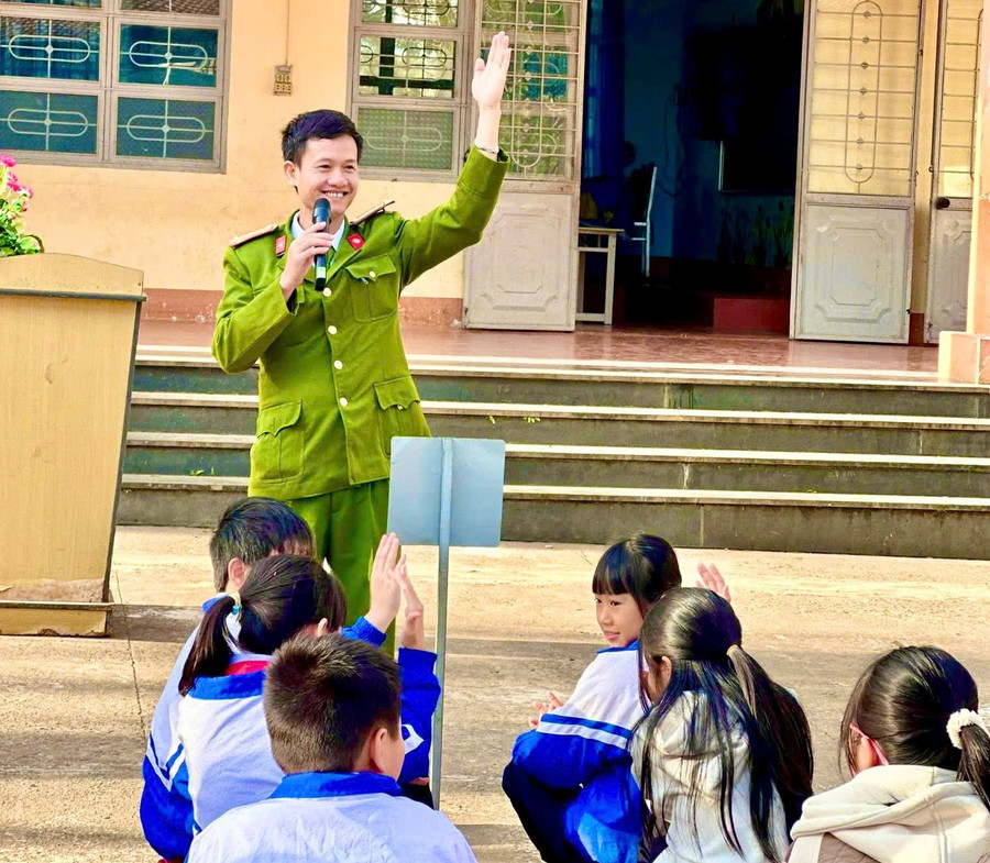 can-bo-cong-an-phuong-pleiku-tuyen-truyen-huong-dan-hoc-sinh-truong-tieu-hoc-va-thcs-le-van-tam-ky-nang-tham-gia-giao-thong-an-toan-giao-luu-hoi-dap.jpg