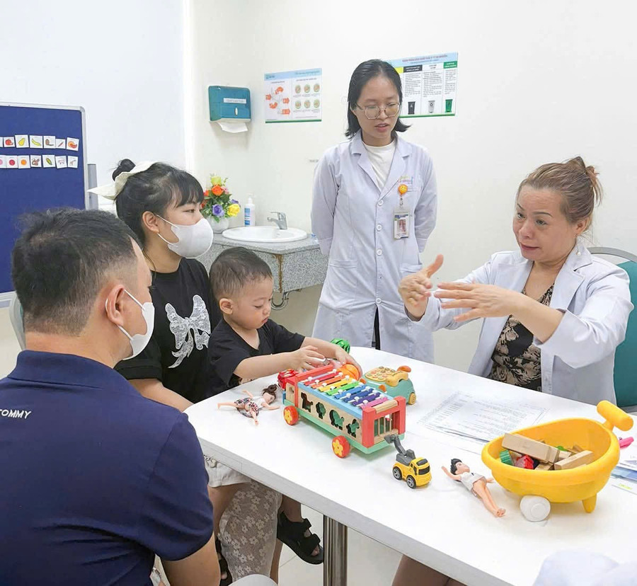 Bác sĩ CKII Thái Thị Thanh Thủy (người ngồi, bìa phải) hướng dẫn, tư vấn chuyên sâu cho một trường cha mẹ trẻ cùng phối hợp trị liệu ngôn ngữ trẻ chậm nói. Ảnh: M.H 2.jpg