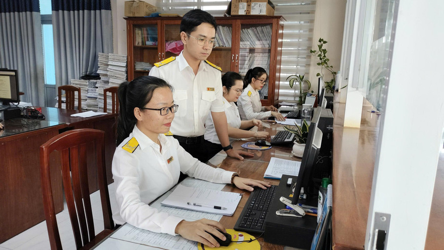 Công chức ngành Thuế tỉnh tiếp nhận, xử lý các vấn đề có liên quan đến lĩnh vực thuế trên môi trường điện tử. Ảnh: T.Sỹ 1.jpg