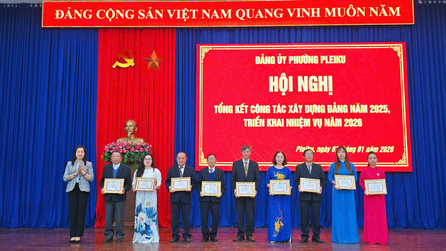 trao-giay-khen-cho-cac-dang-vien-hoan-thanh-xuat-sac-nhiem-vu-5-nam-lien-2021-2025.jpg