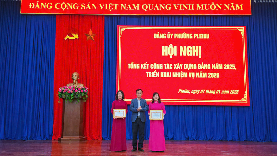 trao-giay-khen-cho-2-chi-bo-co-so-hoan-thanh-xuat-sac-nhiem-vu-nam-2025.jpg