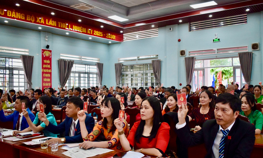 Delegates vote to approve the main targets and tasks for the 2025-2030 term. Photo: Minh Chi z6926407499076-122d8a0fa94defbea6b2716940b3964b.jpg