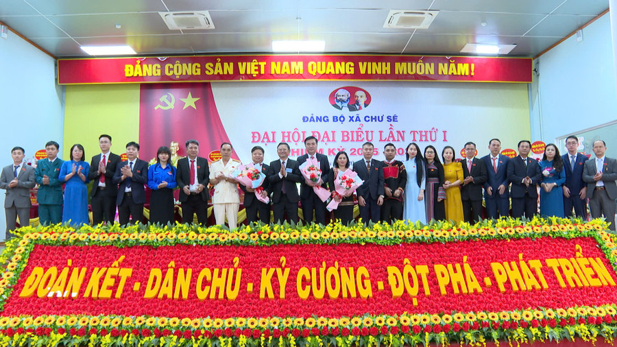 The Executive Committee of the Chu Se Commune Party Committee for the 2025-2030 term was introduced at the Congress. Photo: Minh Chi z6926378475431-81fcd51a297ba065162d7375ede53c1c.jpg