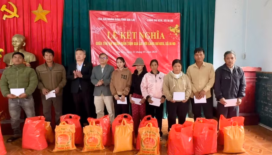 trao-cac-suat-qua-cho-ho-ngheo-doi-tuong-bao-tro-xa-hoi-va-gia-dinh-nguoi-co-cong-cua-lang-du-keo.jpg