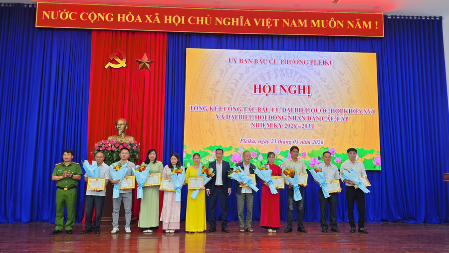 ubnd-phuong-pleiku-trao-giay-khen-cho-cac-ca-nhan-co-thanh-tich-xuat-sac-trong-cong-tac-to-chuc-bau-cu.jpg