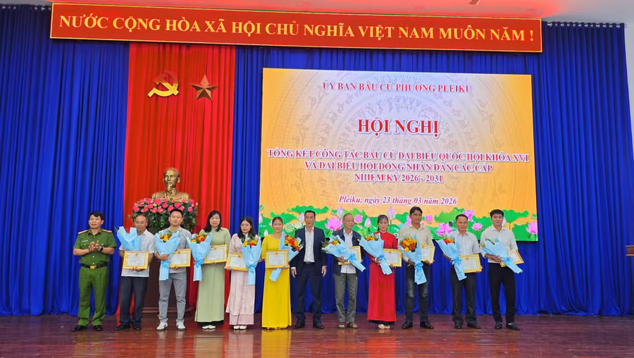 ubnd-phuong-pleiku-trao-giay-khen-cho-cac-ca-nhan-co-thanh-tich-xuat-sac-trong-cong-tac-to-chuc-bau-cu.jpg