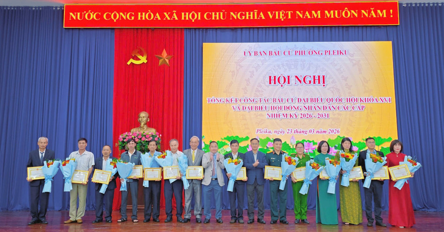 ubnd-phuong-pleiku-trao-giay-khen-cho-14-tap-the-co-thanh-tich-xuat-sac-trong-cong-tac-to-chuc-bau-cu-8443.jpg