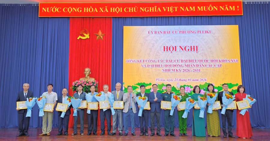 ubnd-phuong-pleiku-trao-giay-khen-cho-14-tap-the-co-thanh-tich-xuat-sac-trong-cong-tac-to-chuc-bau-cu-8443.jpg