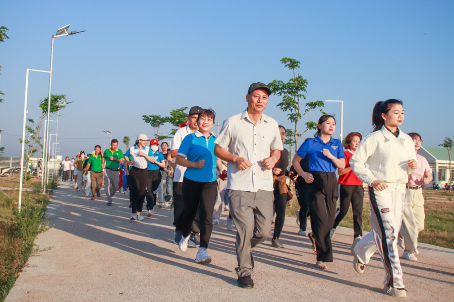 nguoi-dan-xa-ia-hiao-tham-gia-chay-dong-hanh-gop-phan-lan-toa-loi-song-tich-cuc-nang-cao-suc-khoe-cong-dong.jpg