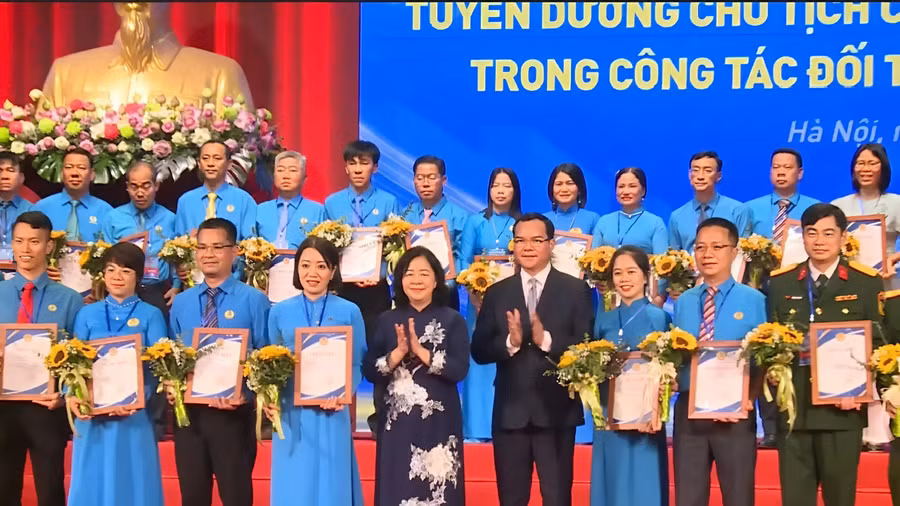 dong-chi-huynh-thi-thanh-hoa-hang-duoi-thu-3-tu-phai-sang-duoc-tong-lien-doan-lao-dong-viet-nam-tuyen-duong-chu-tich-cong-doan-co-so-tieu-b.jpg