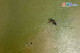 Săn “lộc trời” mùa nước cạn ven hồ Ayun Hạ