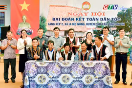 Bí thư Tỉnh ủy Gia Lai Hồ Văn Niên: Người dân làng Kép 2 cần tiếp tục đoàn kết, giúp đỡ nhau phát triển kinh tế