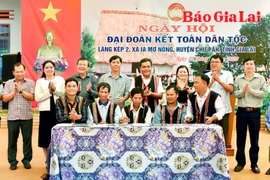 Bí thư Tỉnh ủy Gia Lai Hồ Văn Niên: Người dân làng Kép 2 cần tiếp tục đoàn kết, giúp đỡ nhau phát triển kinh tế