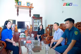 Hai nữ cử nhân tình nguyện nhập ngũ 