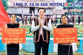 Trưởng ban Nội chính Trung ương Phan Đình Trạc chung vui Ngày hội Đại đoàn kết với bà con làng Ó