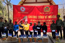 Tặng 40 suất quà cho người nghèo xã Krong