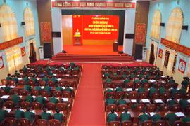 Gần 200 sĩ quan, quân nhân chuyên nghiệp học tập các chuyên đề giáo dục chính trị