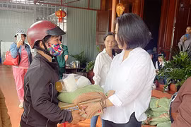 Tặng gần 800 suất quà cho người dân, học sinh Chư Sê và Chư Păh