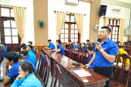 Chủ tịch UBND huyện Kbang đối thoại với thanh niên về chuyển đổi số