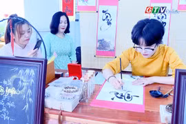 Cô gái trẻ đam mê nghệ thuật thư pháp