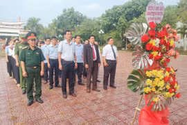 Kbang dâng hương, dâng hoa tưởng nhớ Anh hùng Núp