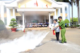 Hơn 100 triệu đồng tặng quà, học bổng cho người nghèo, học sinh biên giới