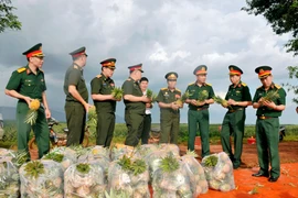 Bộ Quốc phòng Lào tham quan mô hình kinh tế-quốc phòng Binh đoàn 15