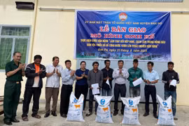 Trao quà và mô hình sinh kế cho người nghèo huyện Chư Sê, Đak Pơ