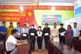 Ia Grai trao 12 suất quà cho thí sinh khó khăn trước kỳ thi tốt nghiệp THPT