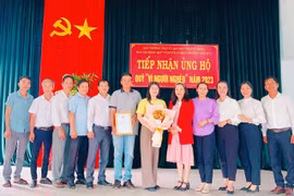 Một gia đình ủng hộ 30 triệu đồng cho Quỹ “Vì người nghèo” phường Ngô Mây