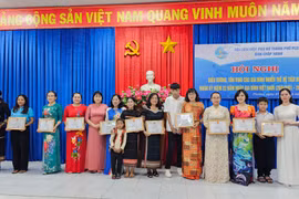 Pleiku biểu dương, tôn vinh 24 gia đình cán bộ, hội viên phụ nữ tiêu biểu