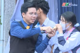 Học sinh thị xã Ayun Pa giao lưu với thầy giáo 9x Nguyễn Thái Dương