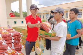 Tặng 1.000 suất quà cho người nghèo huyện Mang Yang