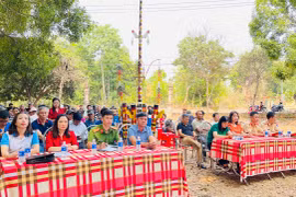 Phổ biến pháp luật về tảo hôn, hôn nhân cận huyết thống cho hơn 100 người dân làng Ốp